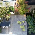 bovenaanzicht-moderne-kleurrijke-stadstuin-natuurlijk-materiaal-vijver-buitengevoel-1