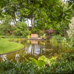 parkachtige-tuin-grote-natuurlijke-vijver-bloeirijke-vaste-planten-2