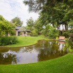 parkachtige-tuin-grote-natuurlijke-vijver-bloeirijke-vaste-planten-3