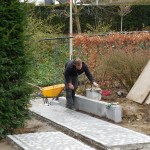 aanleg tuin bij moderne villa met groot hoogteverschil