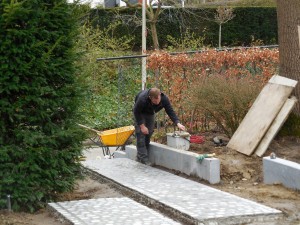 aanleg tuin bij moderne villa met groot hoogteverschil