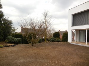 aanleg tuin bij moderne villa met groot hoogteverschil