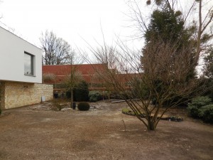 aanleg tuin bij moderne villa met groot hoogteverschil
