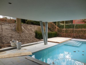 aanleg tuin bij moderne villa met groot hoogteverschil