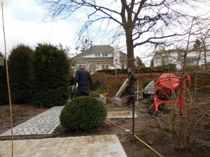 aanleg tuin bij moderne villa met groot hoogteverschil