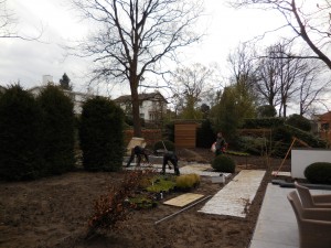 aanleg tuin bij moderne villa met groot hoogteverschil